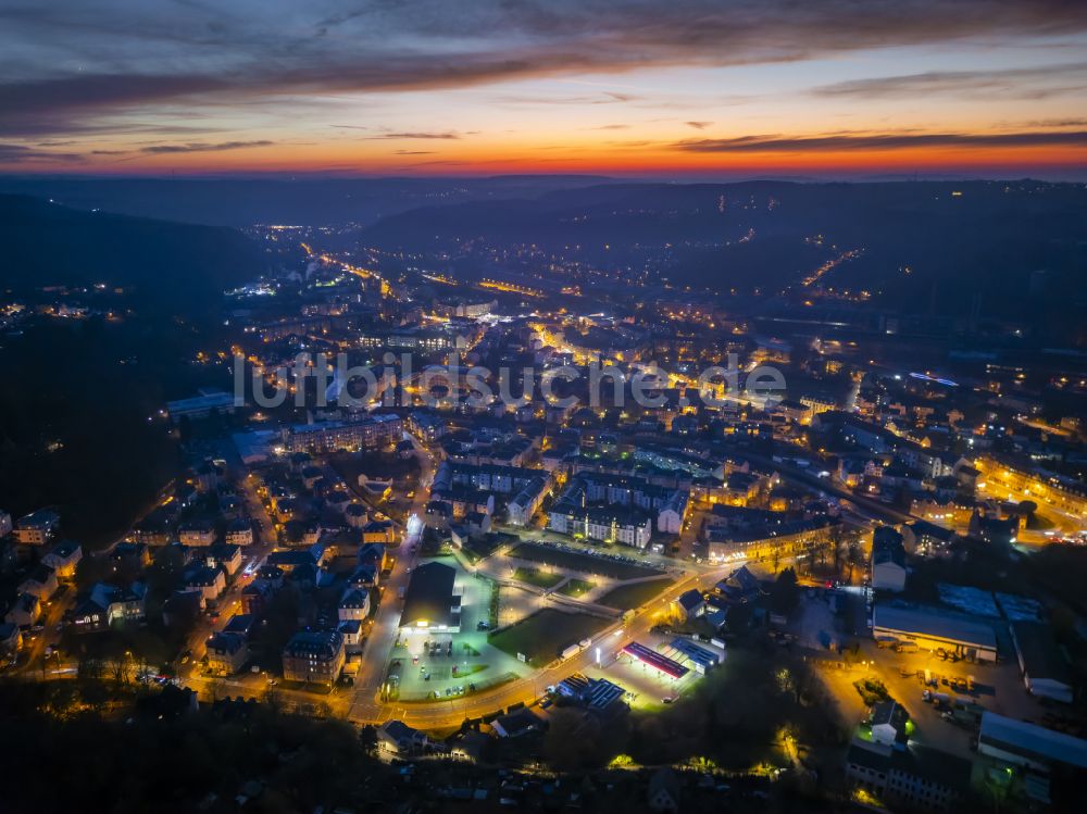 Nacht-Luftaufnahme Freital - Nachtluftbild Stadtzentrum im Innenstadtbereich in Freital Deuben im Bundesland Sachsen, Deutschland