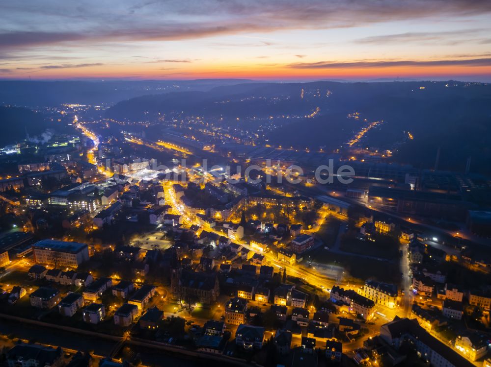 Freital bei Nacht von oben - Nachtluftbild Stadtzentrum im Innenstadtbereich in Freital Deuben im Bundesland Sachsen, Deutschland