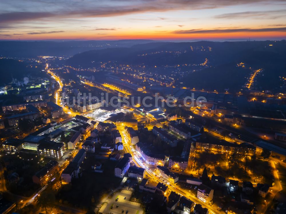 Freital bei Nacht aus der Vogelperspektive: Nachtluftbild Stadtzentrum im Innenstadtbereich in Freital Deuben im Bundesland Sachsen, Deutschland