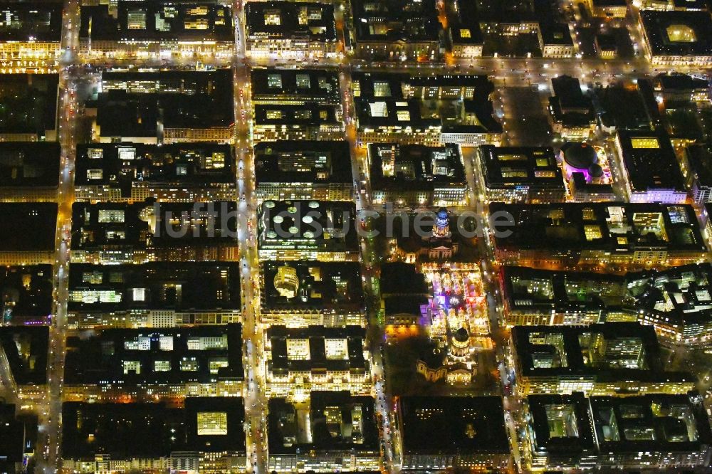 Nachtluftbild Berlin - Nachtluftbild Stadtzentrum im Innenstadtbereich Friedrichstraße - Gendarmenmarkt im Ortsteil Mitte in Berlin, Deutschland