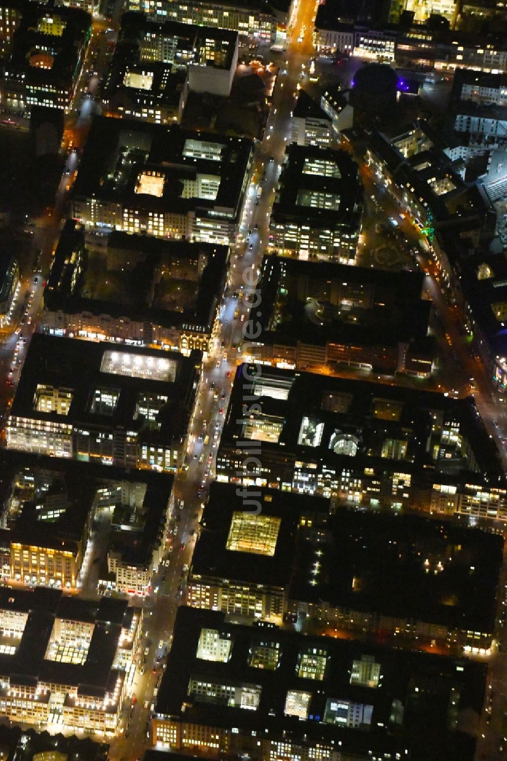 Berlin bei Nacht von oben - Nachtluftbild Stadtzentrum im Innenstadtbereich Friedrichstraße - Gendarmenmarkt im Ortsteil Mitte in Berlin, Deutschland