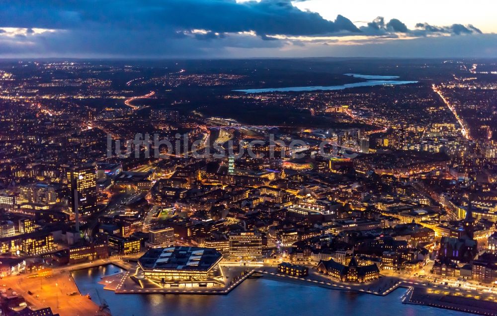 Aarhus bei Nacht von oben - Nachtluftbild Stadtzentrum im Innenstadtbereich am Hack Kampmanns Platz im Ortsteil Midtbyen in Aarhus in Region Midtjylland, Dänemark