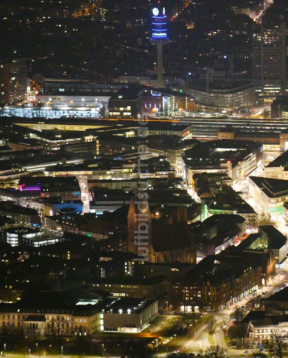 Hannover bei Nacht von oben - Nachtluftbild Stadtzentrum im Innenstadtbereich in Hannover im Bundesland Niedersachsen, Deutschland