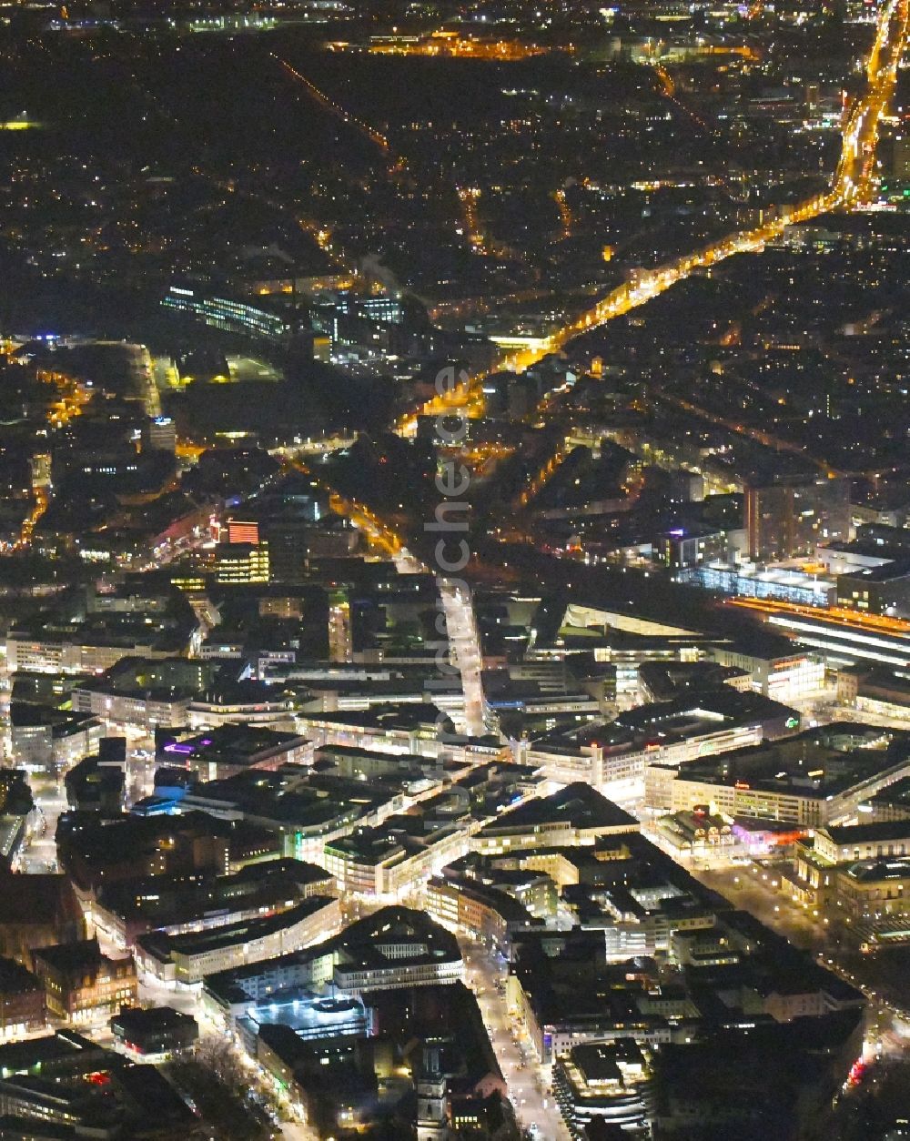 Nacht-Luftaufnahme Hannover - Nachtluftbild Stadtzentrum im Innenstadtbereich in Hannover im Bundesland Niedersachsen, Deutschland