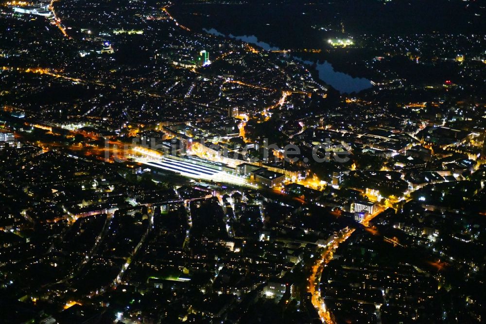 Münster bei Nacht von oben - Nachtluftbild Stadtzentrum im Innenstadtbereich am Hauptbahnhof in Münster im Bundesland Nordrhein-Westfalen, Deutschland