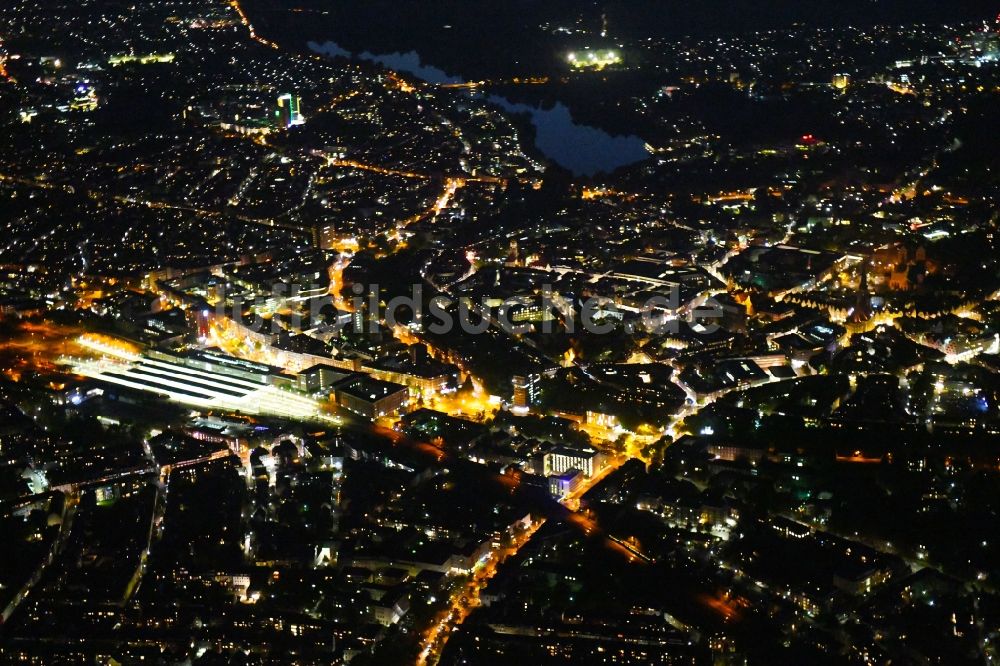 Münster bei Nacht aus der Vogelperspektive: Nachtluftbild Stadtzentrum im Innenstadtbereich am Hauptbahnhof in Münster im Bundesland Nordrhein-Westfalen, Deutschland