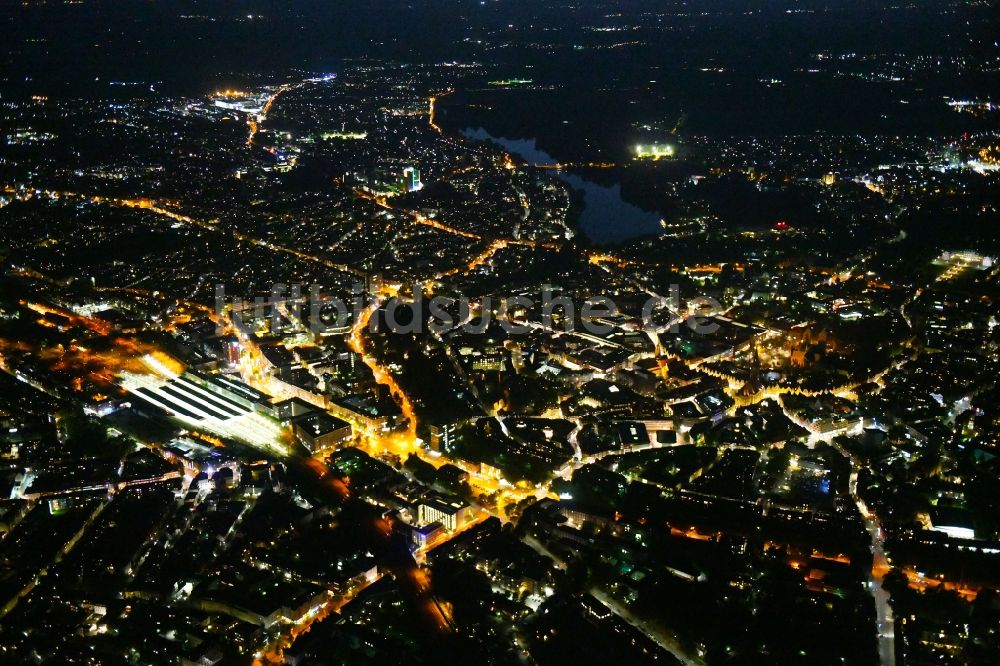 Nachtluftbild Münster - Nachtluftbild Stadtzentrum im Innenstadtbereich am Hauptbahnhof in Münster im Bundesland Nordrhein-Westfalen, Deutschland