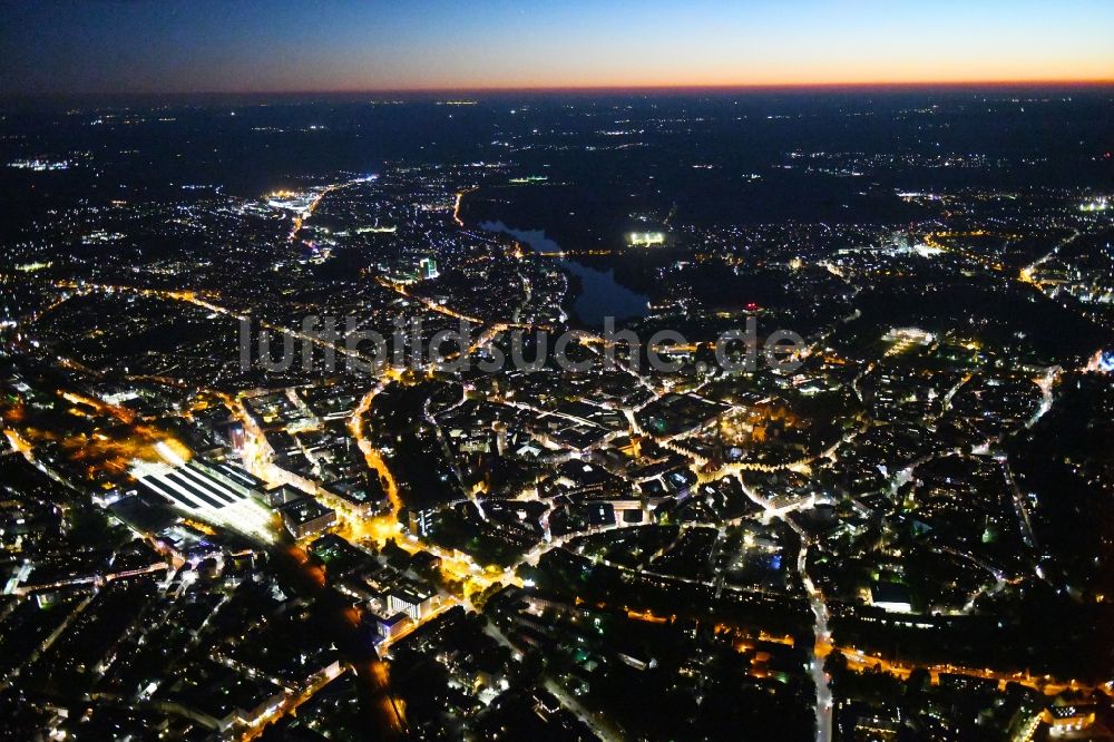 Nacht-Luftaufnahme Münster - Nachtluftbild Stadtzentrum im Innenstadtbereich am Hauptbahnhof in Münster im Bundesland Nordrhein-Westfalen, Deutschland