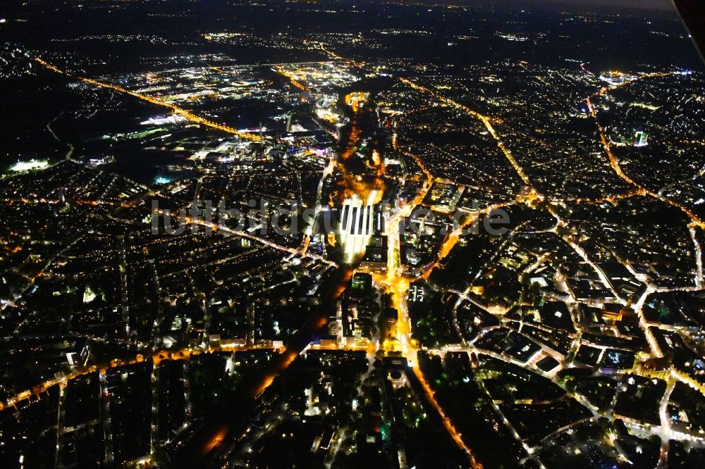 Münster bei Nacht von oben - Nachtluftbild Stadtzentrum im Innenstadtbereich am Hauptbahnhof in Münster im Bundesland Nordrhein-Westfalen, Deutschland