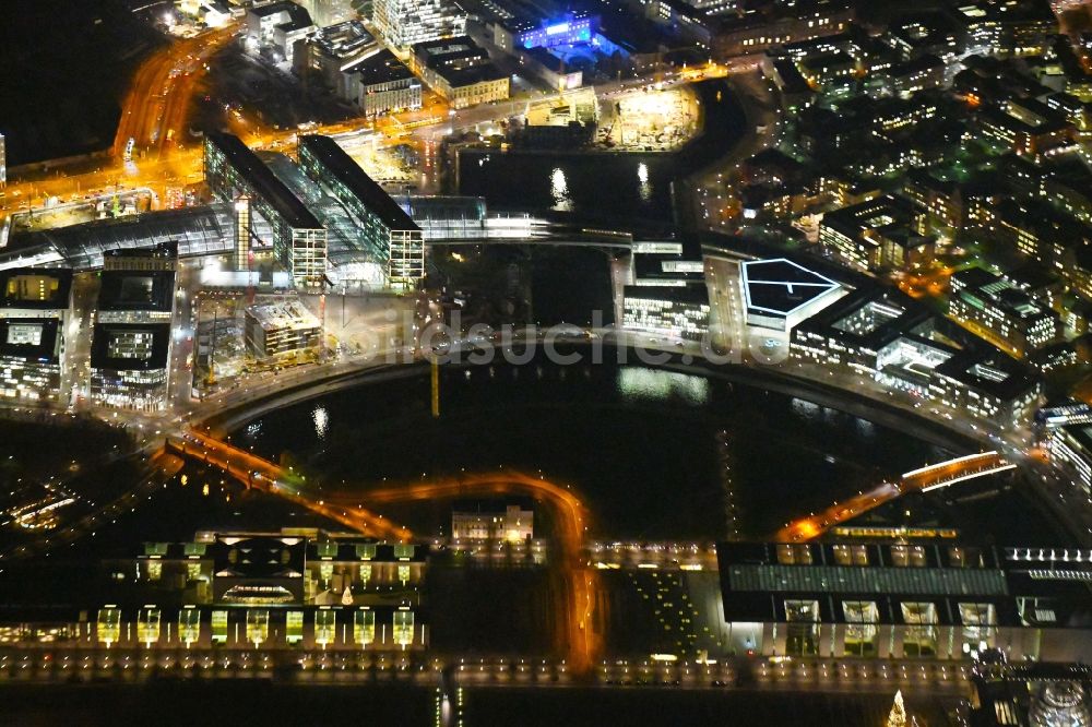 Berlin bei Nacht aus der Vogelperspektive: Nachtluftbild Stadtzentrum im Innenstadtbereich mit dem Hauptbahnhof am Regierungsviertel am Ufer des Flußverlaufes der Spree im Ortsteil Tiergarten in Berlin, Deutschland