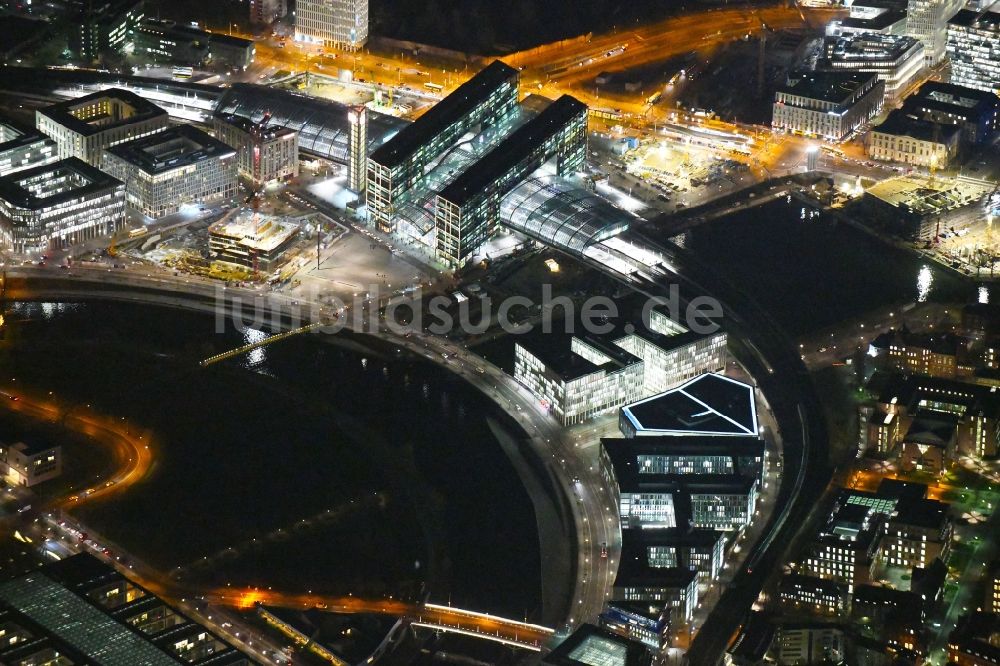 Nacht-Luftaufnahme Berlin - Nachtluftbild Stadtzentrum im Innenstadtbereich mit dem Hauptbahnhof am Regierungsviertel am Ufer des Flußverlaufes der Spree im Ortsteil Tiergarten in Berlin, Deutschland