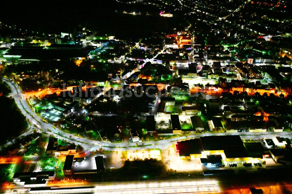 Homburg bei Nacht aus der Vogelperspektive: Nachtluftbild Stadtzentrum im Innenstadtbereich in Homburg im Bundesland Saarland, Deutschland