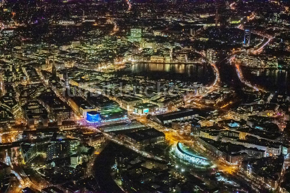 Hamburg bei Nacht aus der Vogelperspektive: Nachtluftbild Stadtzentrum im Innenstadtbereich mit Innen und Außenalster in Hamburg