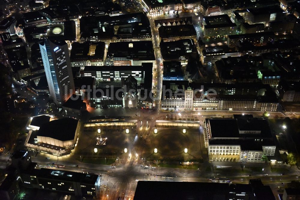 Leipzig bei Nacht aus der Vogelperspektive: Nachtluftbild Stadtzentrum im Innenstadtbereich in Leipzig im Bundesland Sachsen