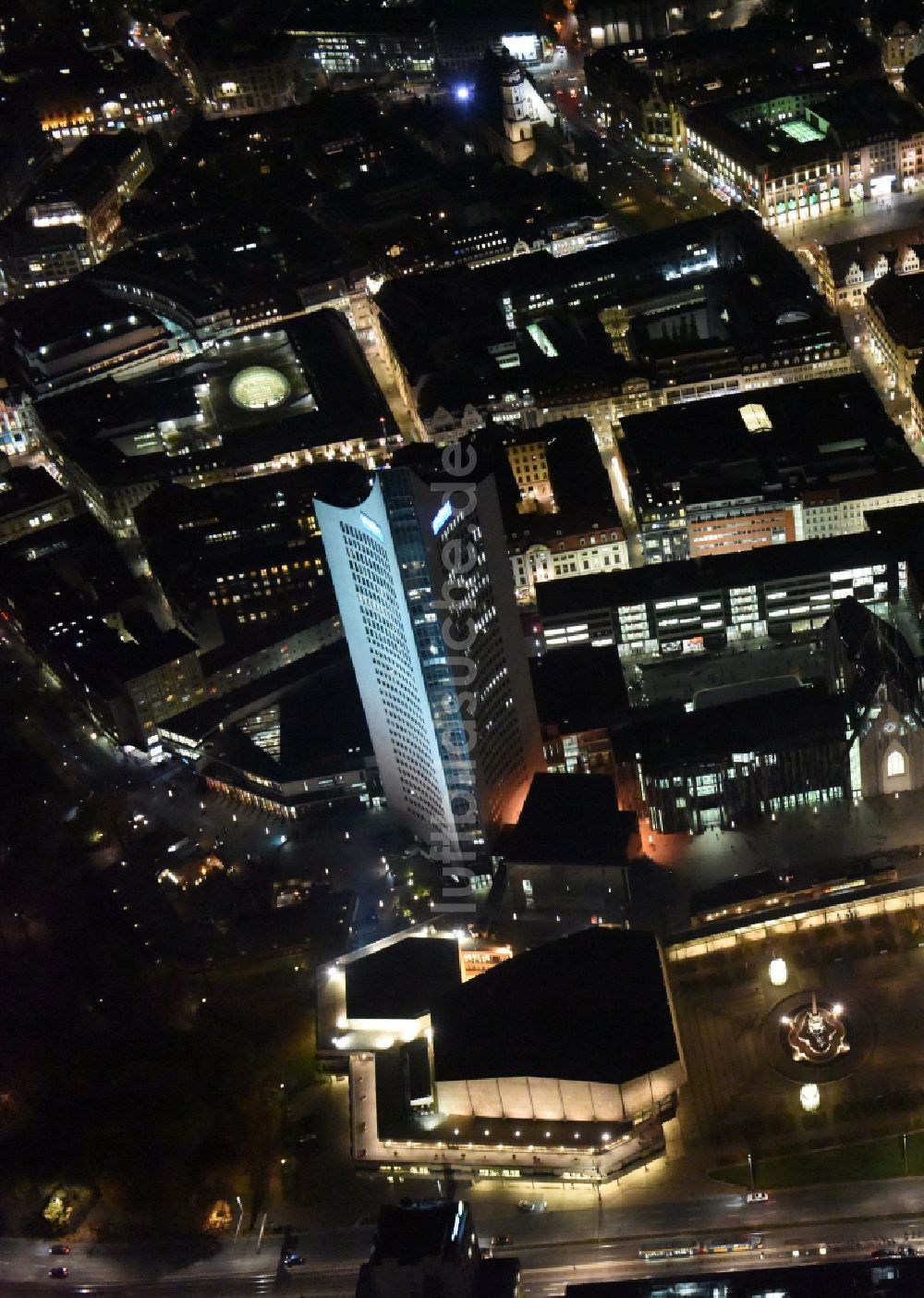 Leipzig bei Nacht von oben - Nachtluftbild Stadtzentrum im Innenstadtbereich in Leipzig im Bundesland Sachsen