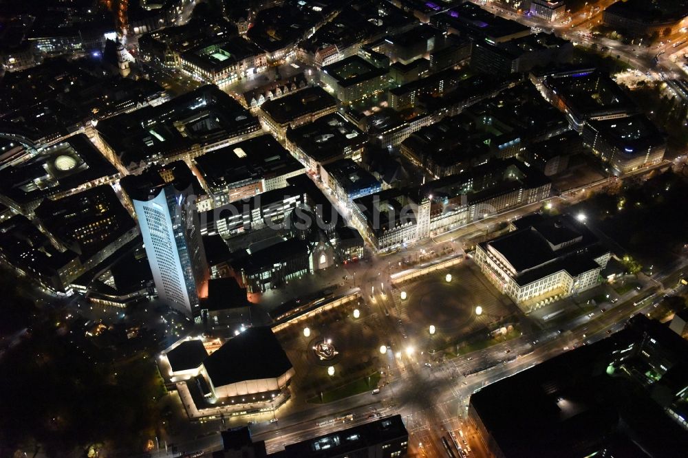 Leipzig bei Nacht aus der Vogelperspektive: Nachtluftbild Stadtzentrum im Innenstadtbereich in Leipzig im Bundesland Sachsen