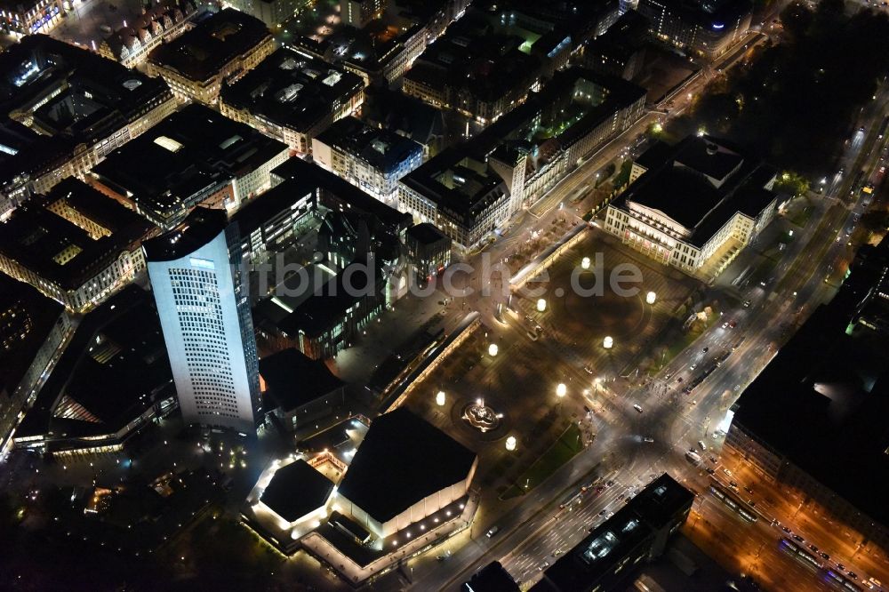 Leipzig bei Nacht von oben - Nachtluftbild Stadtzentrum im Innenstadtbereich in Leipzig im Bundesland Sachsen