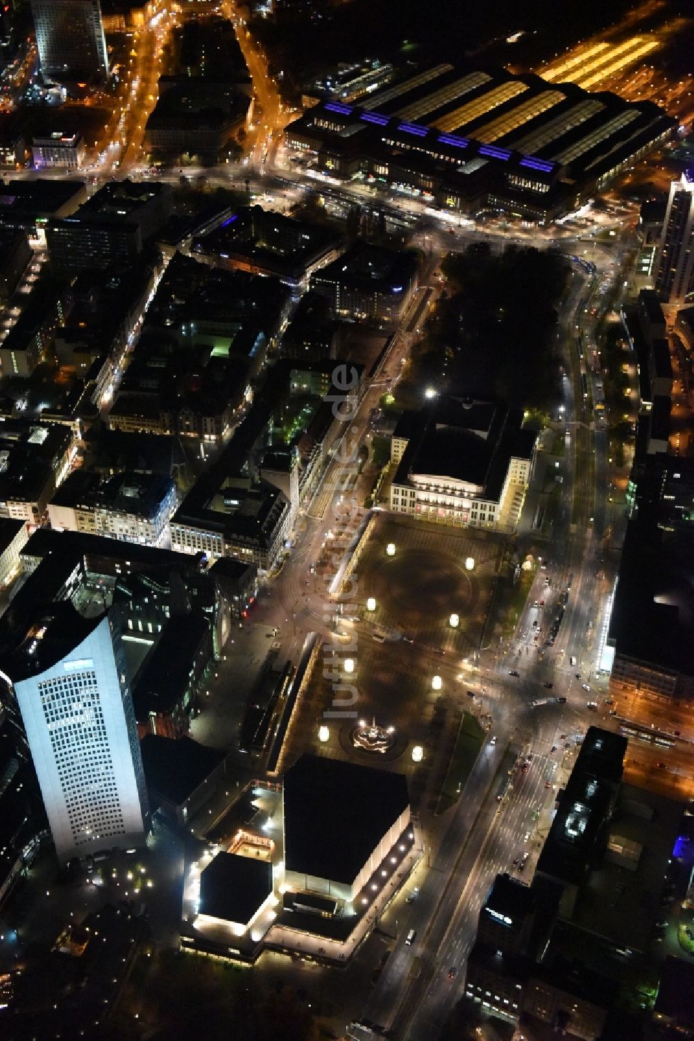 Leipzig bei Nacht aus der Vogelperspektive: Nachtluftbild Stadtzentrum im Innenstadtbereich in Leipzig im Bundesland Sachsen