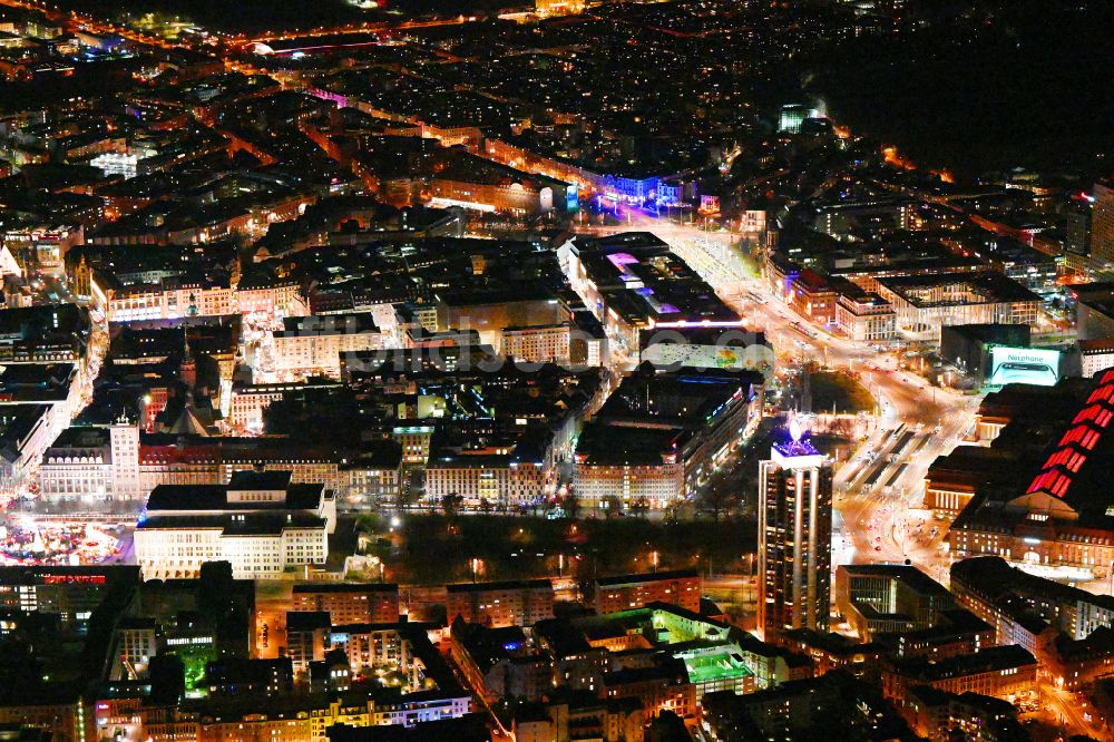 Leipzig bei Nacht aus der Vogelperspektive: Nachtluftbild Stadtzentrum im Innenstadtbereich in Leipzig im Bundesland Sachsen, Deutschland