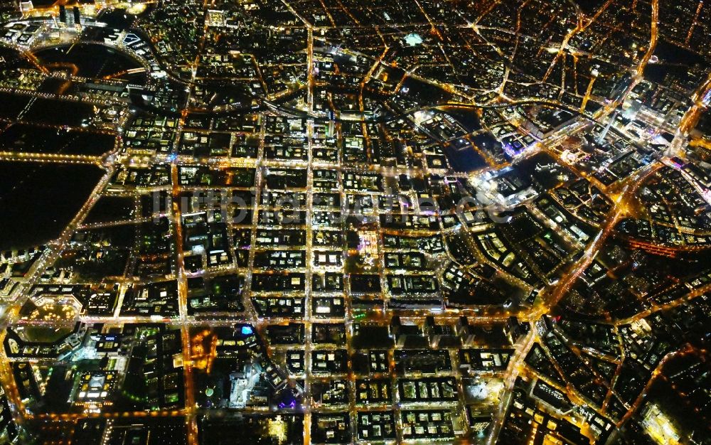 Nacht-Luftaufnahme Berlin - Nachtluftbild Stadtzentrum im Innenstadtbereich in Mitte in Berlin, Deutschland