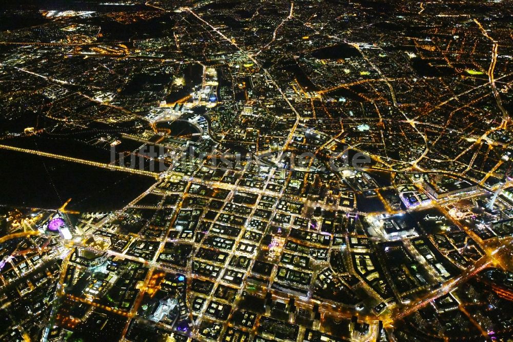 Berlin bei Nacht von oben - Nachtluftbild Stadtzentrum im Innenstadtbereich in Mitte in Berlin, Deutschland