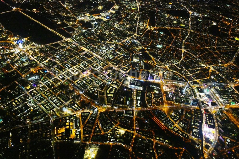 Berlin bei Nacht aus der Vogelperspektive: Nachtluftbild Stadtzentrum im Innenstadtbereich in Mitte in Berlin, Deutschland