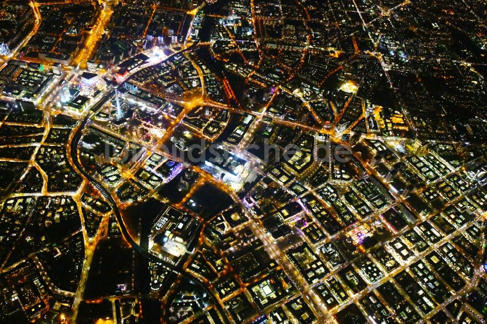 Berlin bei Nacht von oben - Nachtluftbild Stadtzentrum im Innenstadtbereich in Mitte in Berlin, Deutschland