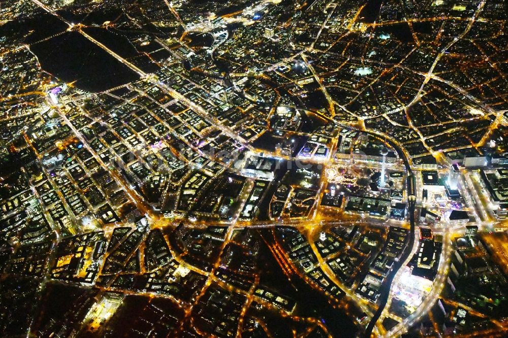 Berlin bei Nacht von oben - Nachtluftbild Stadtzentrum im Innenstadtbereich in Mitte in Berlin, Deutschland