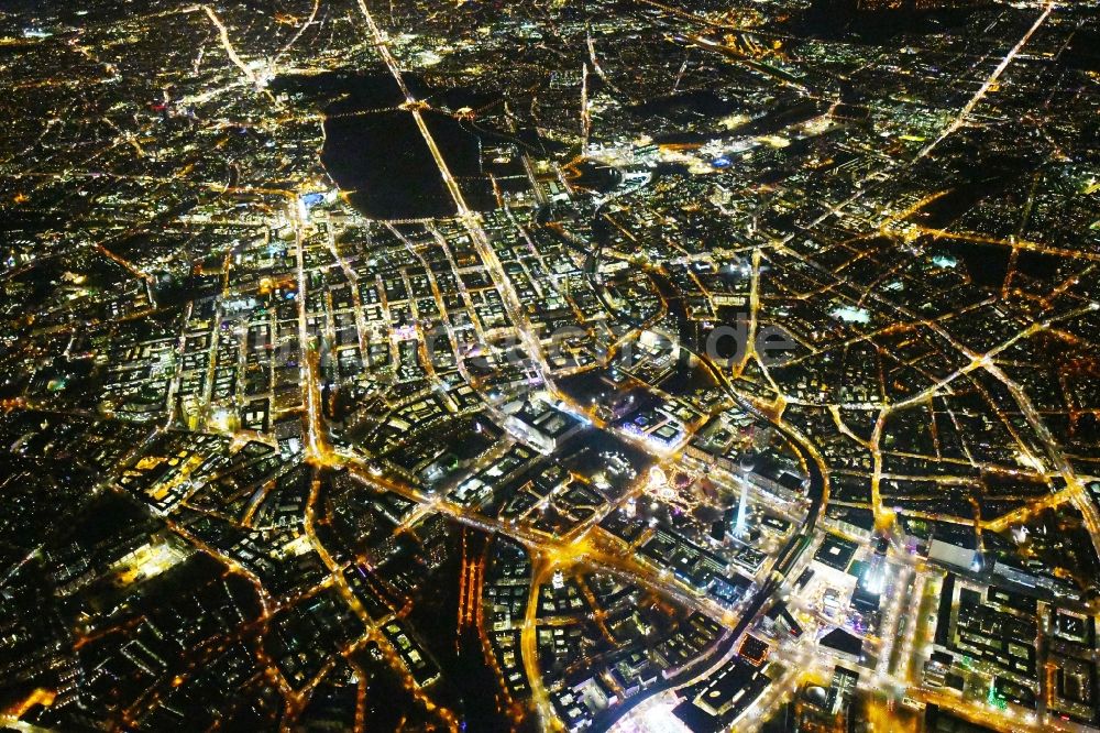 Berlin bei Nacht aus der Vogelperspektive: Nachtluftbild Stadtzentrum im Innenstadtbereich in Mitte in Berlin, Deutschland