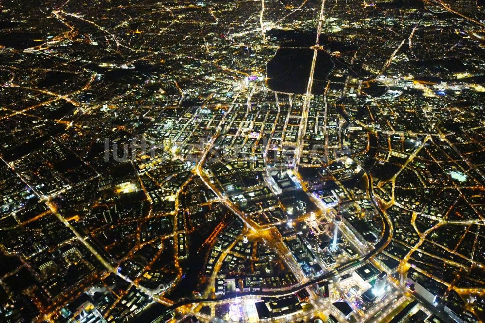 Nachtluftbild Berlin - Nachtluftbild Stadtzentrum im Innenstadtbereich in Mitte in Berlin, Deutschland