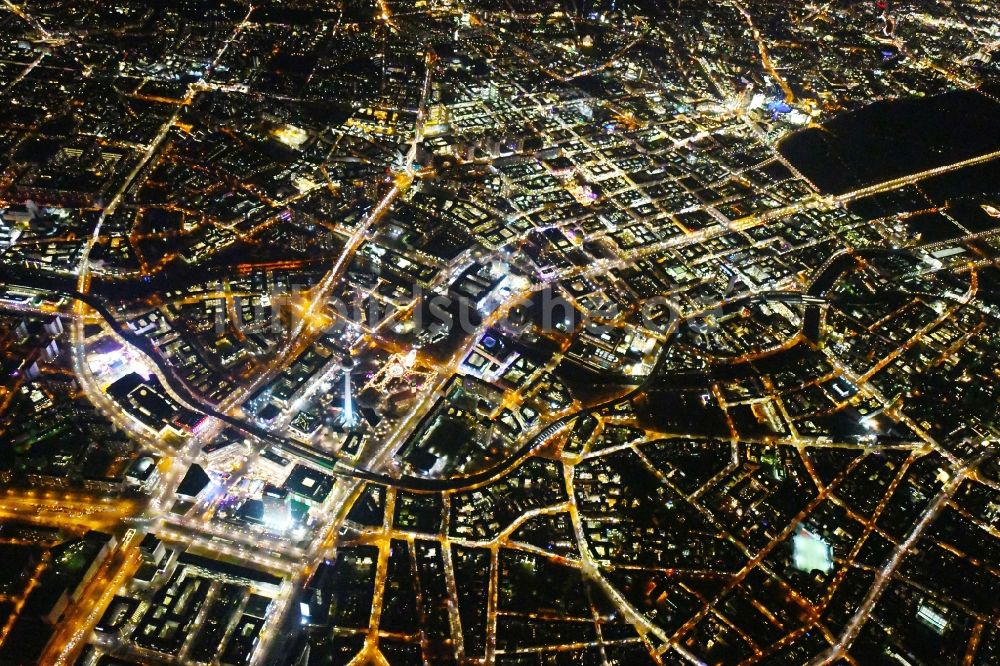 Berlin bei Nacht von oben - Nachtluftbild Stadtzentrum im Innenstadtbereich in Mitte in Berlin, Deutschland