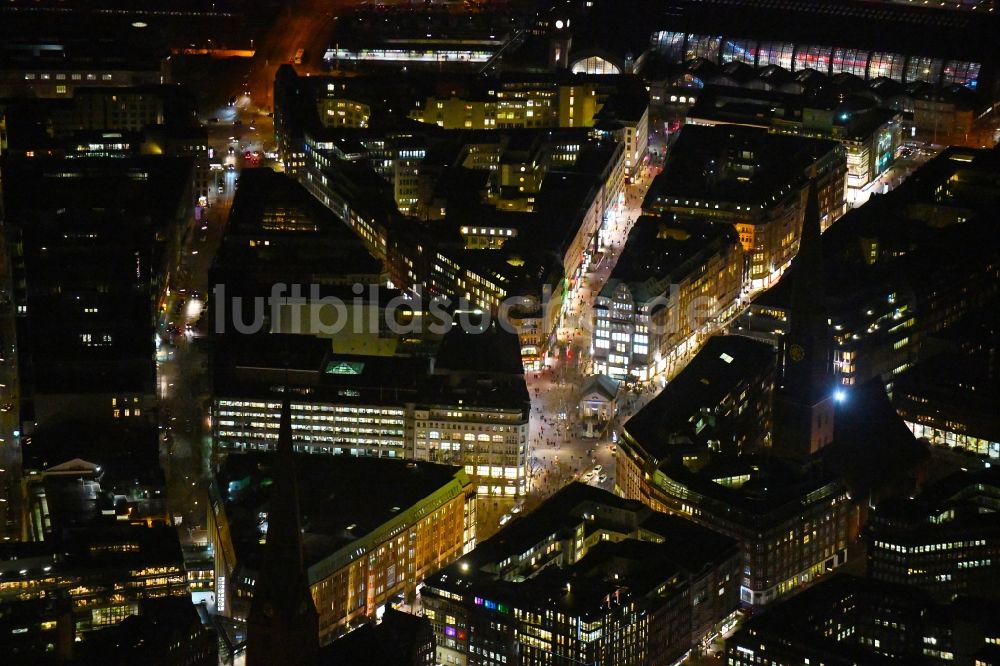 Hamburg bei Nacht aus der Vogelperspektive: Nachtluftbild Stadtzentrum im Innenstadtbereich Mönckebergstraße - Spitalerstraße im Ortsteil Neustadt in Hamburg, Deutschland