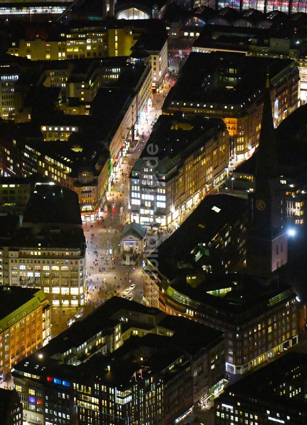 Nachtluftbild Hamburg - Nachtluftbild Stadtzentrum im Innenstadtbereich Mönckebergstraße - Spitalerstraße im Ortsteil Neustadt in Hamburg, Deutschland