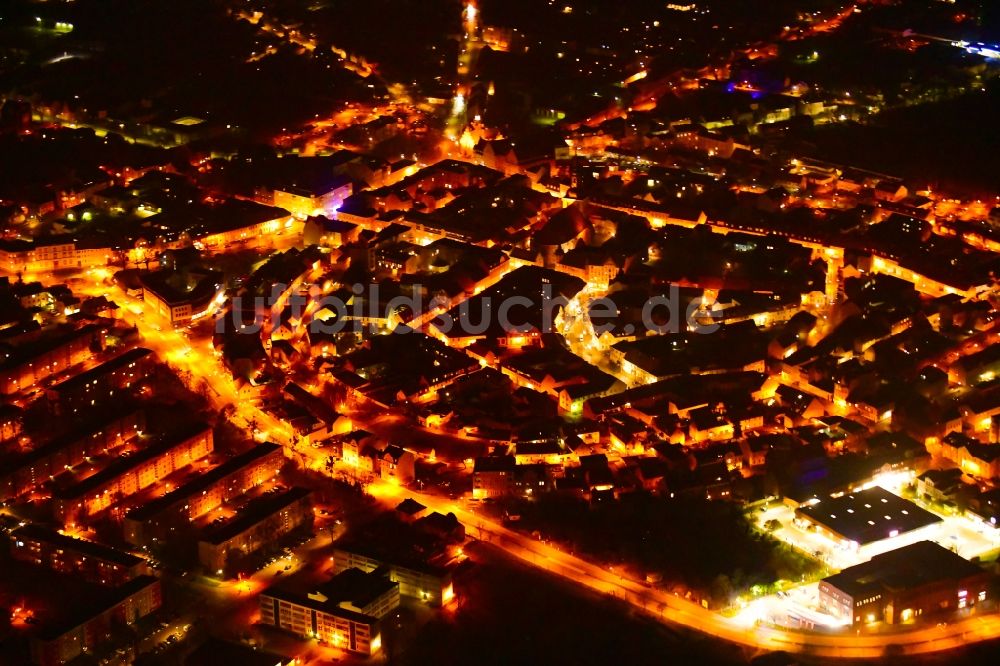 Nachtluftbild Nauen - Nachtluftbild Stadtzentrum im Innenstadtbereich in Nauen im Bundesland Brandenburg, Deutschland