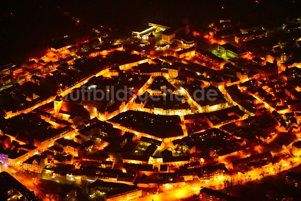 Nacht-Luftaufnahme Nauen - Nachtluftbild Stadtzentrum im Innenstadtbereich in Nauen im Bundesland Brandenburg, Deutschland