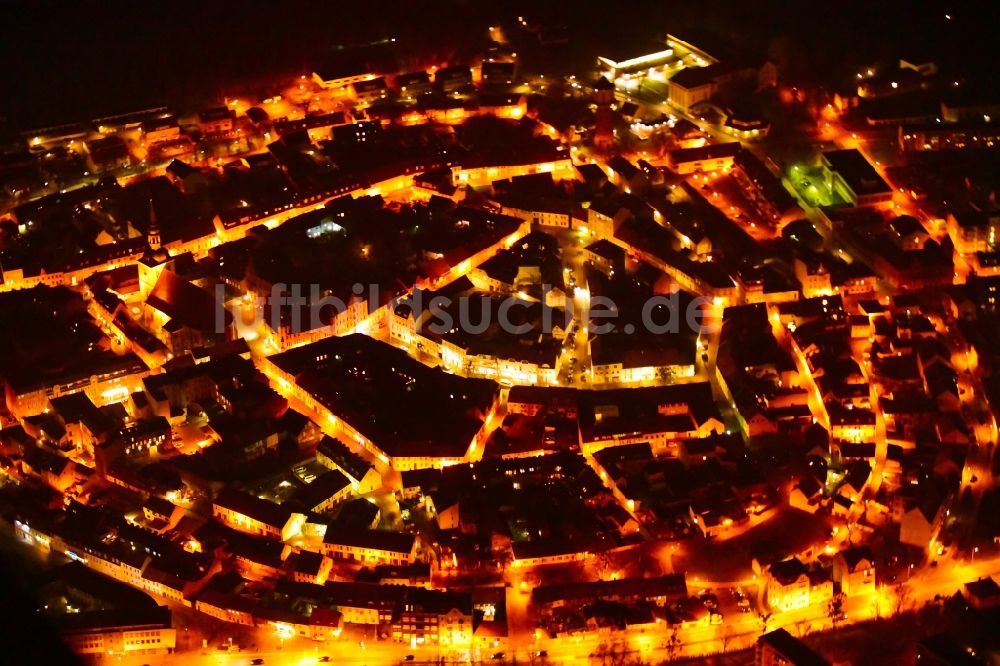 Nauen bei Nacht von oben - Nachtluftbild Stadtzentrum im Innenstadtbereich in Nauen im Bundesland Brandenburg, Deutschland