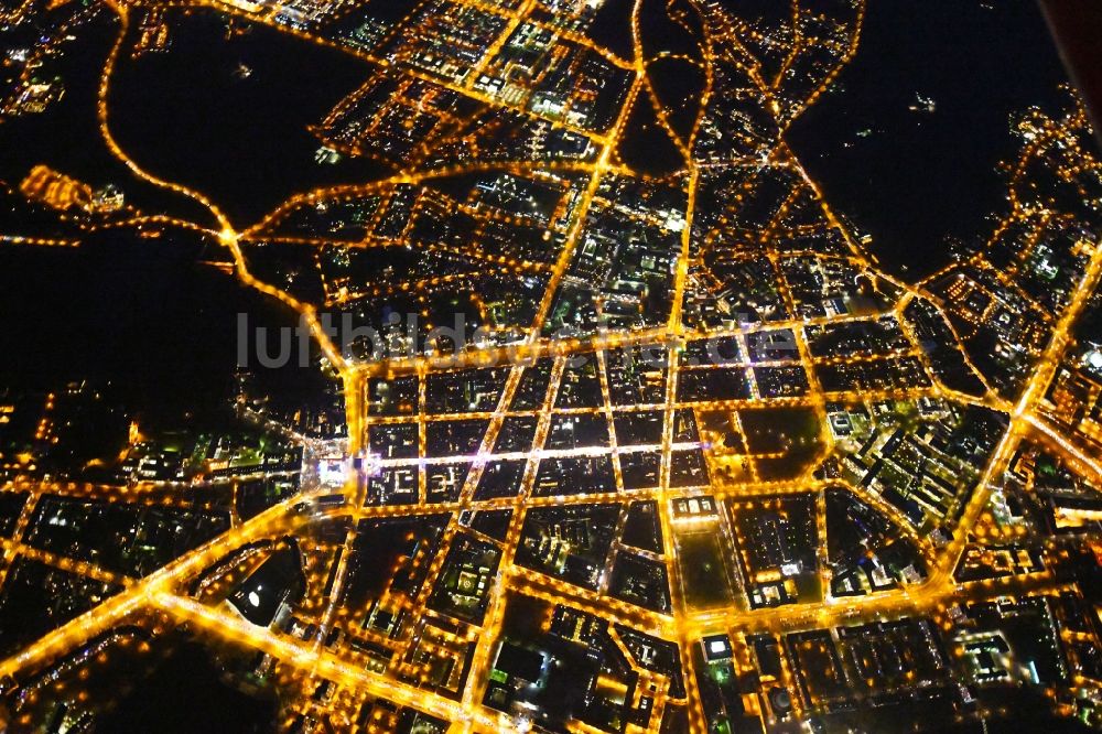 Potsdam bei Nacht aus der Vogelperspektive: Nachtluftbild Stadtzentrum im Innenstadtbereich im Ortsteil Innenstadt in Potsdam im Bundesland Brandenburg, Deutschland