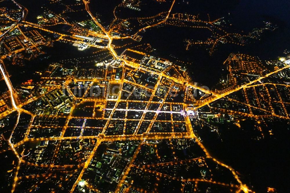 Nacht-Luftaufnahme Potsdam - Nachtluftbild Stadtzentrum im Innenstadtbereich im Ortsteil Innenstadt in Potsdam im Bundesland Brandenburg, Deutschland