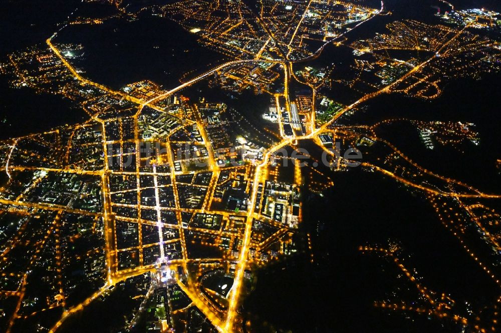 Potsdam bei Nacht von oben - Nachtluftbild Stadtzentrum im Innenstadtbereich im Ortsteil Innenstadt in Potsdam im Bundesland Brandenburg, Deutschland