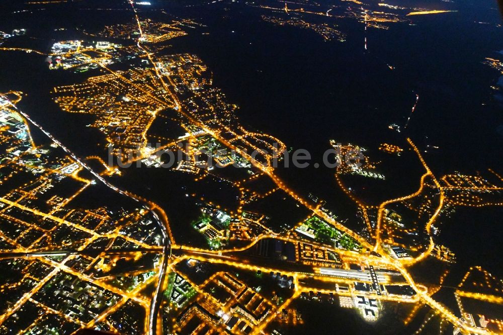 Potsdam bei Nacht von oben - Nachtluftbild Stadtzentrum im Innenstadtbereich im Ortsteil Innenstadt in Potsdam im Bundesland Brandenburg, Deutschland