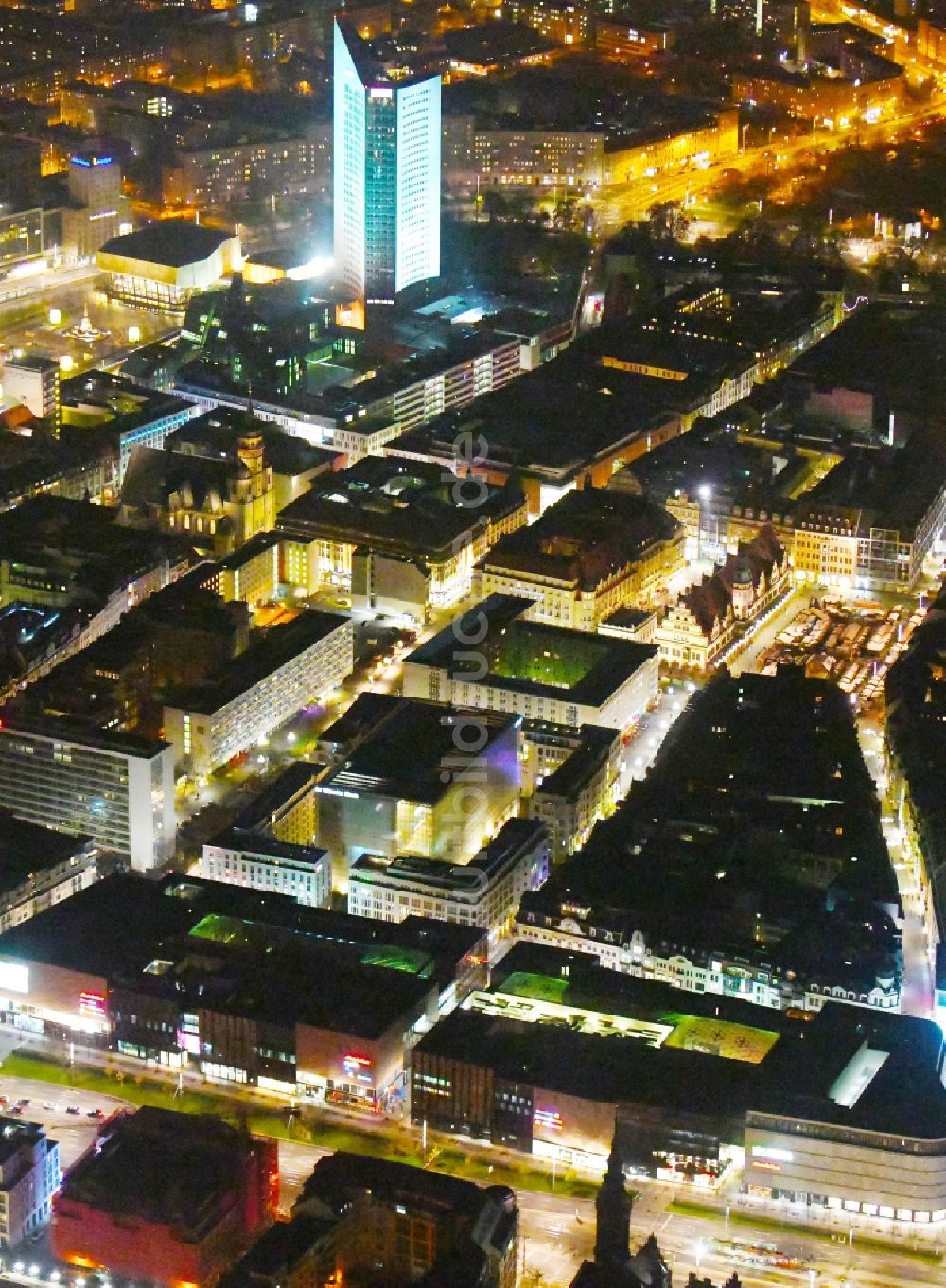 Leipzig bei Nacht von oben - Nachtluftbild Stadtzentrum im Innenstadtbereich im Ortsteil Mitte in Leipzig im Bundesland Sachsen, Deutschland