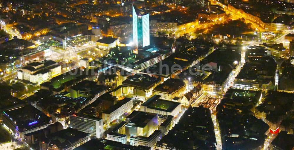 Leipzig bei Nacht aus der Vogelperspektive: Nachtluftbild Stadtzentrum im Innenstadtbereich im Ortsteil Mitte in Leipzig im Bundesland Sachsen, Deutschland