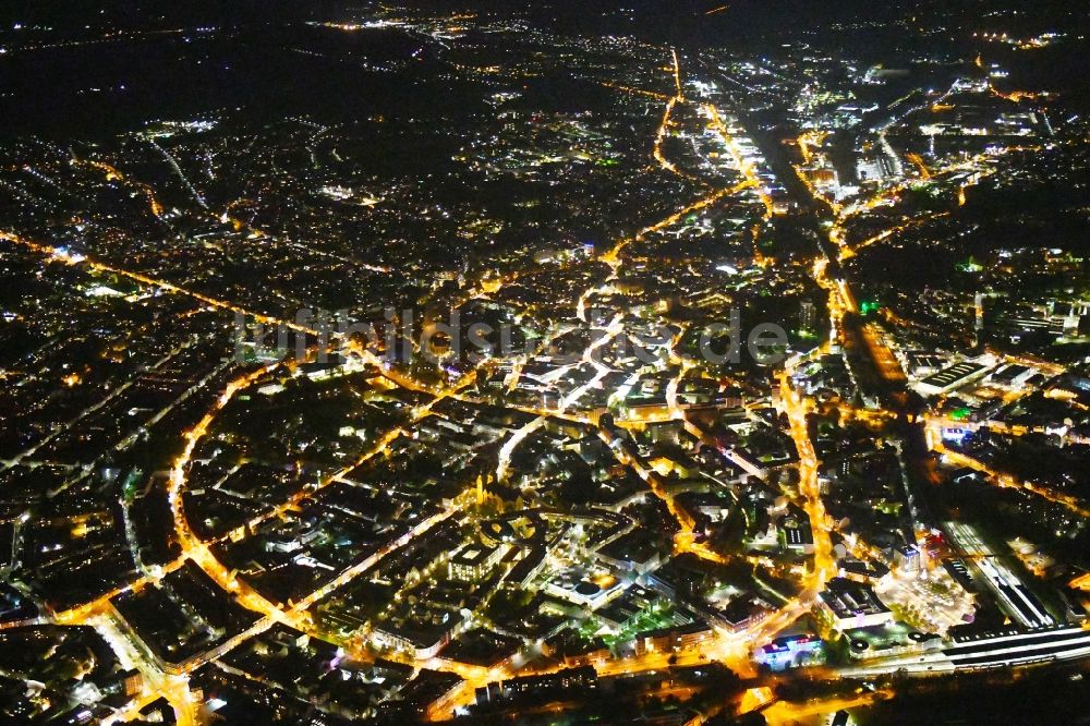 Nacht-Luftaufnahme Osnabrück - Nachtluftbild Stadtzentrum im Innenstadtbereich in Osnabrück im Bundesland Niedersachsen, Deutschland