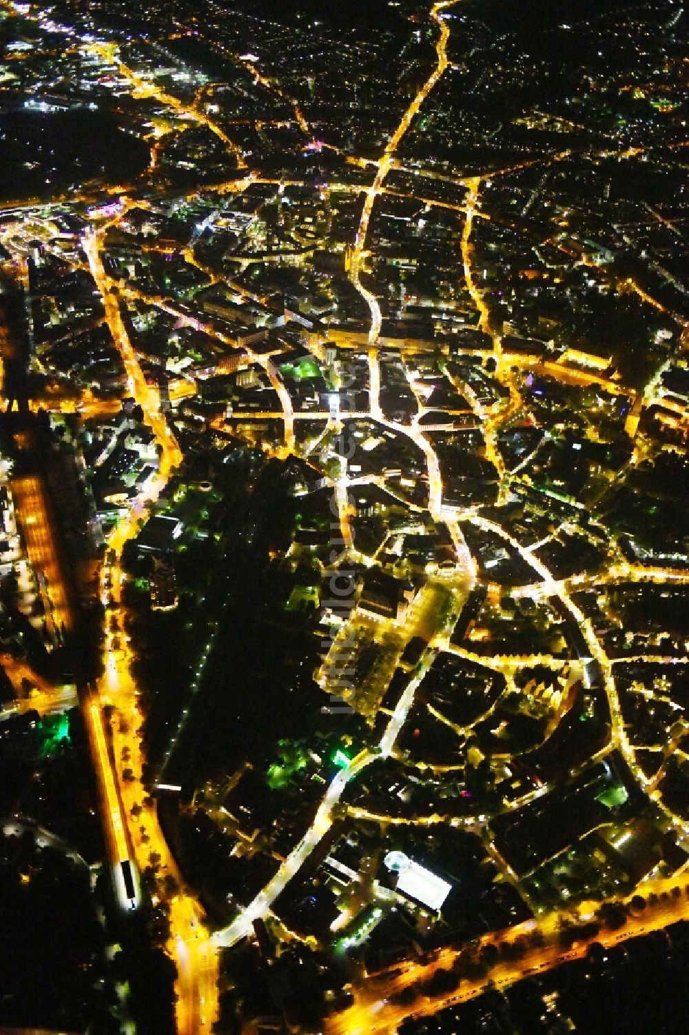 Osnabrück bei Nacht aus der Vogelperspektive: Nachtluftbild Stadtzentrum im Innenstadtbereich in Osnabrück im Bundesland Niedersachsen, Deutschland