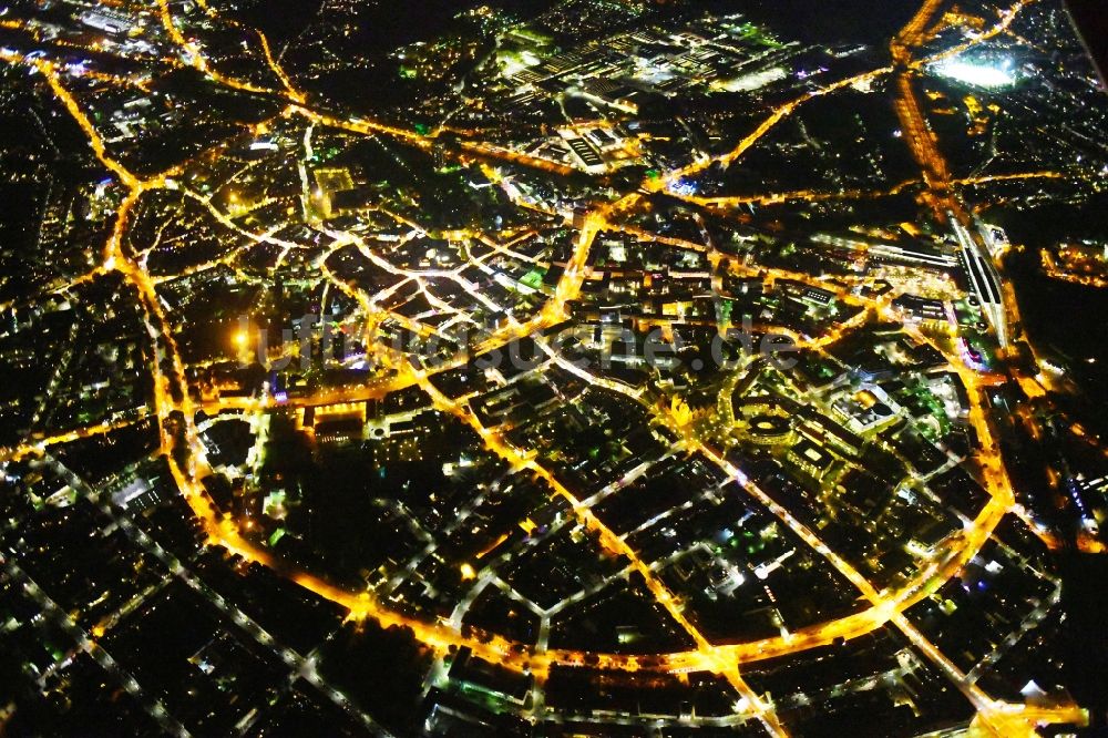 Osnabrück bei Nacht aus der Vogelperspektive: Nachtluftbild Stadtzentrum im Innenstadtbereich in Osnabrück im Bundesland Niedersachsen, Deutschland