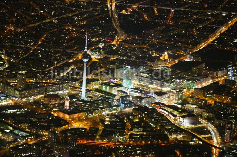 Nacht-Luftaufnahme Berlin - Nachtluftbild Stadtzentrum im Innenstadtbereich Ost am Berliner Fernsehturm - Alexanderstraße - Rathausstraße - Unter den Linden im Ortsteil Mitte in Berlin, Deutschland