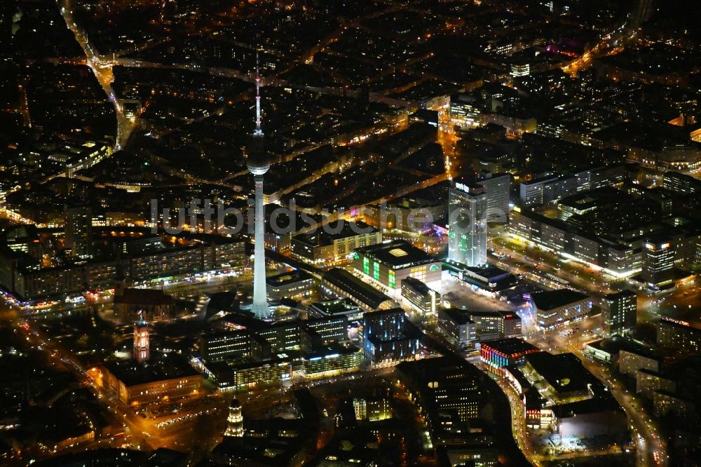 Nachtluftbild Berlin - Nachtluftbild Stadtzentrum im Innenstadtbereich Ost am Berliner Fernsehturm - Alexanderstraße - Rathausstraße - Unter den Linden im Ortsteil Mitte in Berlin, Deutschland