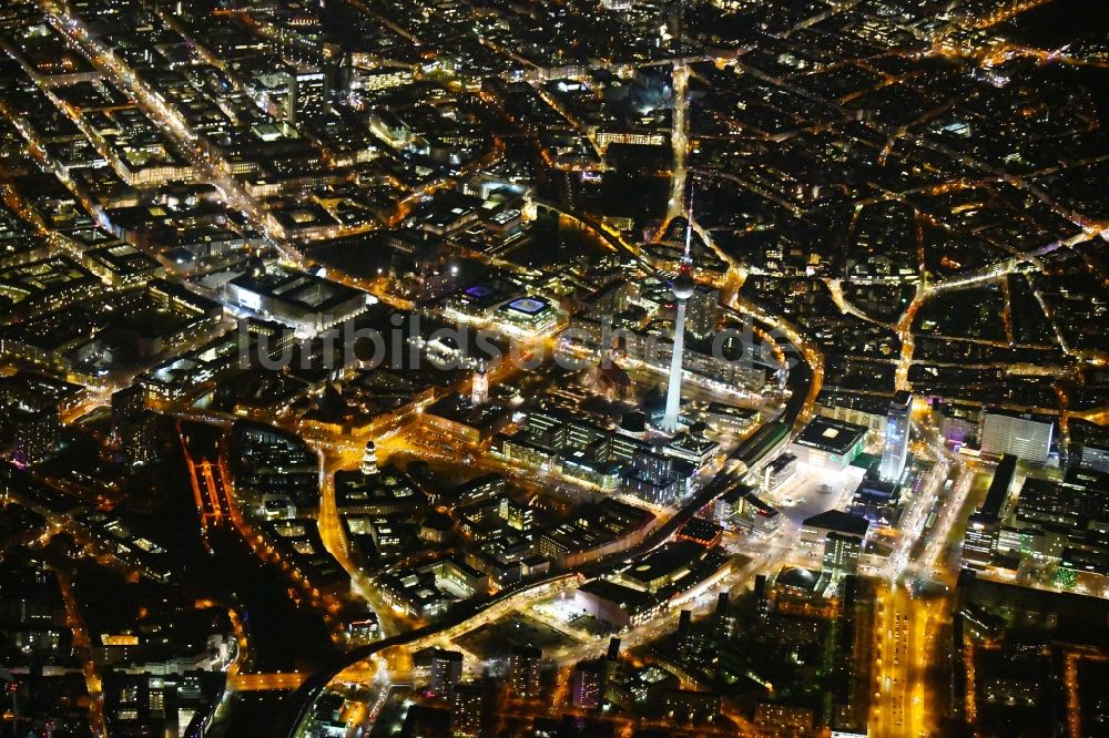 Berlin bei Nacht von oben - Nachtluftbild Stadtzentrum im Innenstadtbereich Ost am Berliner Fernsehturm - Alexanderstraße - Rathausstraße - Unter den Linden im Ortsteil Mitte in Berlin, Deutschland