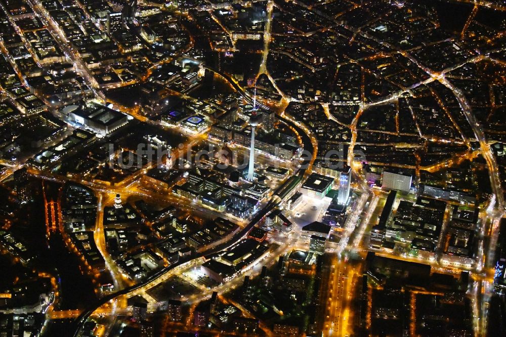 Berlin bei Nacht aus der Vogelperspektive: Nachtluftbild Stadtzentrum im Innenstadtbereich Ost am Berliner Fernsehturm - Alexanderstraße - Rathausstraße - Unter den Linden im Ortsteil Mitte in Berlin, Deutschland