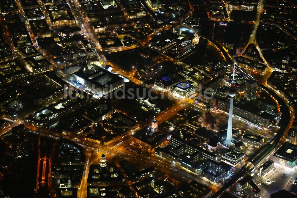 Nachtluftbild Berlin - Nachtluftbild Stadtzentrum im Innenstadtbereich Ost am Berliner Fernsehturm - Alexanderstraße - Rathausstraße - Unter den Linden im Ortsteil Mitte in Berlin, Deutschland